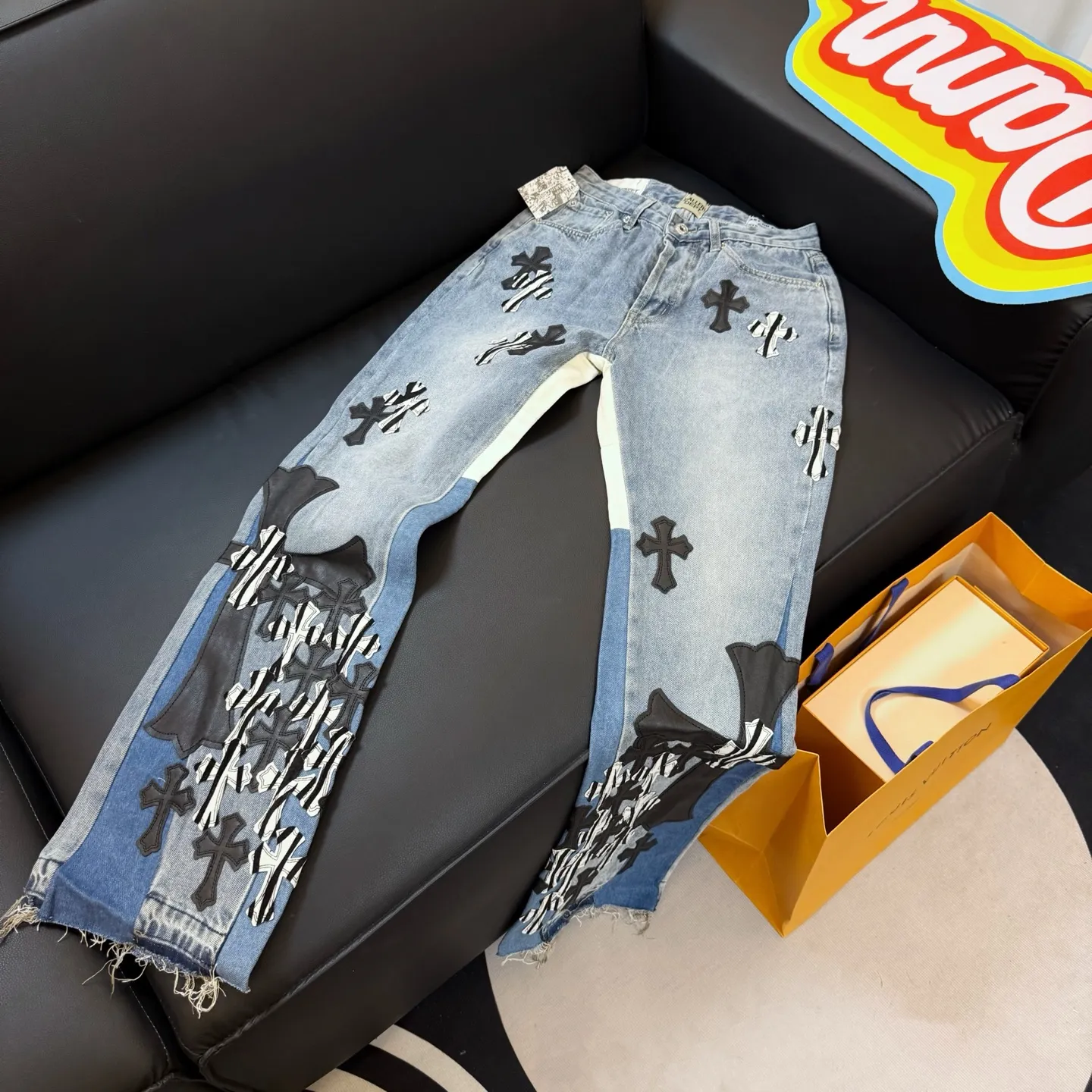 P290 model number: D333 GALLERY DEPT & Chrome hearts Co-branded spliced cow leather cross loose washed flared jeans to truly restore the ultimate vintage texture. The original hardware accessories, washed and other elevators, and the QR code analysis are all purchased from the original factory, with a high degree of restoration. You are welcome to compare the products~ Three-dimensional version Loose and comfortable, not picky about the figure, taller and slimmer, factory Seiko, original factory quality control, same style for men and women, can be matched with couples, versatile recommendation, must-have jeans for all seasons Trendy people have been disappointed. From the quality selection of fabrics, the tailoring of details, and the matching of patterns, everything is impeccable! The upper body is so handsome when worn...it can be easily worn by men, women and children! The craftsmanship is made of heavy-duty washed pure cotton denim fabric. After washing, it is soft and thick. It is very stylish when worn. Size: 28, 30, 32, 34, 36 (S-XXL) Color: Stitching Size reference # 28 trouser length 100 waist 72 30 trouser length 102 waist 76 32 trouser length 104 waist 80 34 trouser length 106 waist 84 36 pants length 108 waist circumference 88